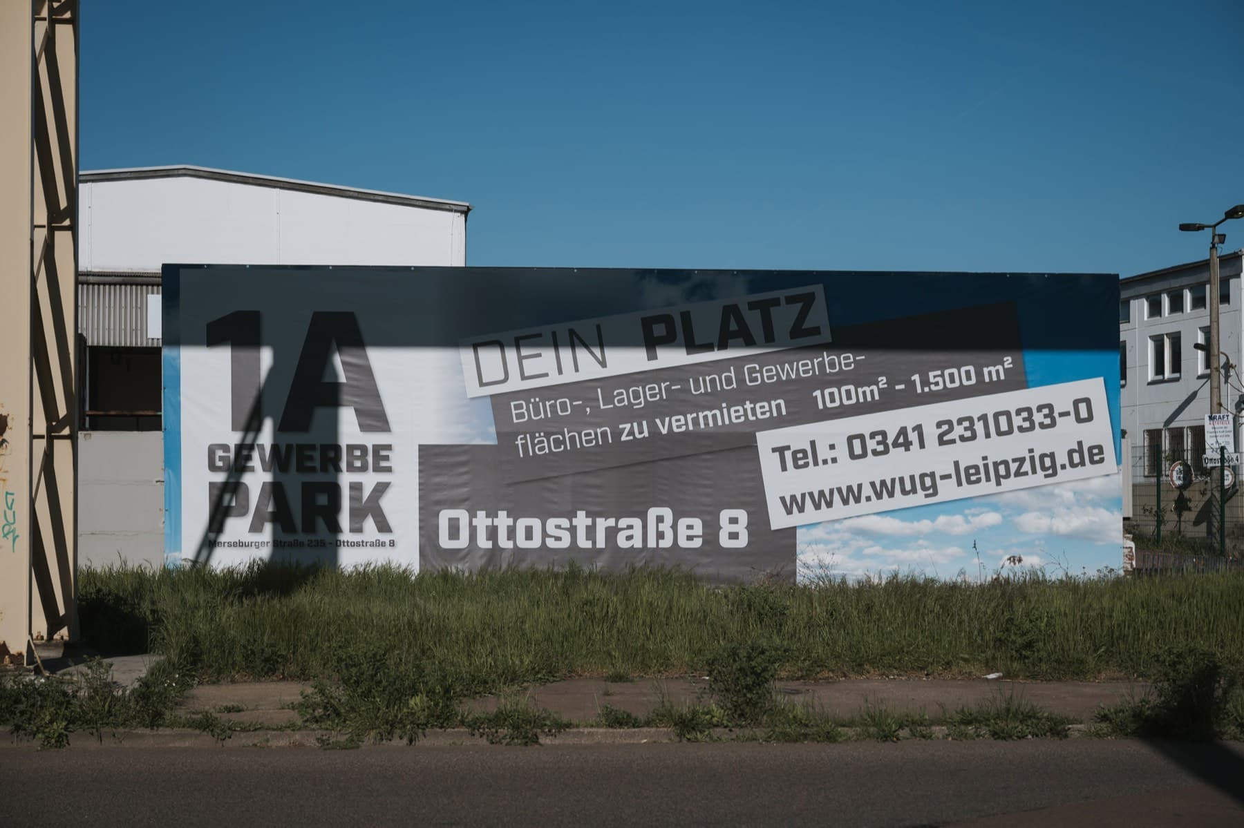 Großes 1A-Gewerbepark-Banner mit Mietangebot an der Zufahrt Ottostraße 8
