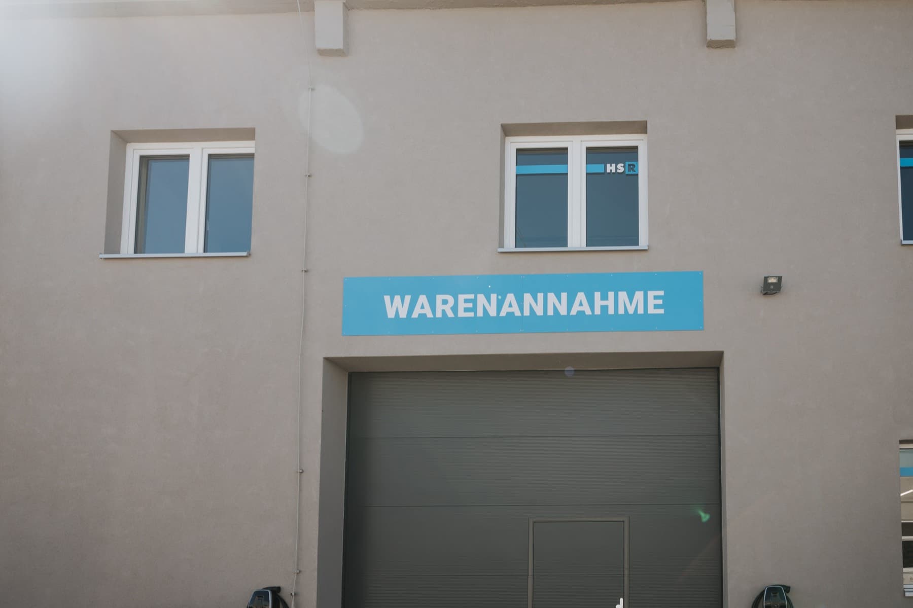 Warenannahme mit Rolltor an Gebäude 6