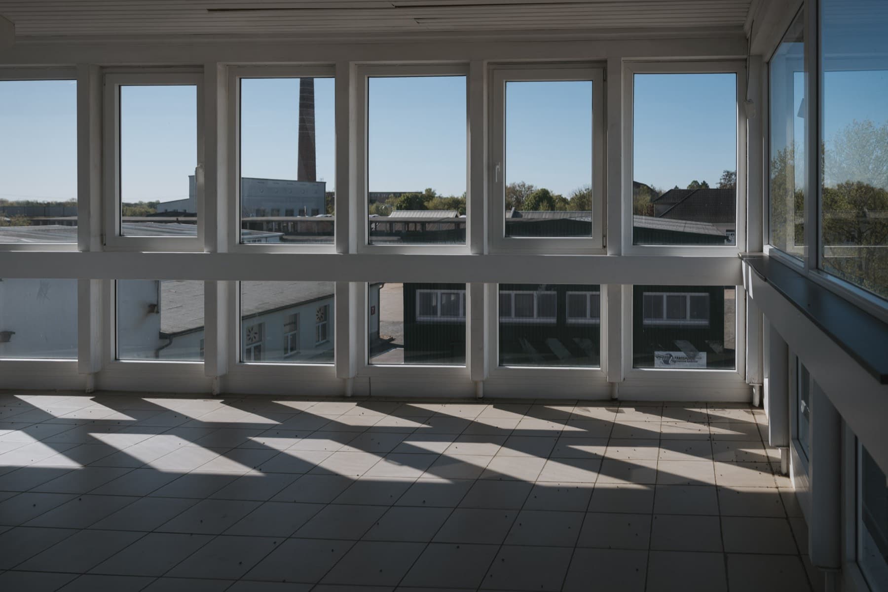 Lichtdurchflutete Fensterfront in der Dachetage von Gebäude 8