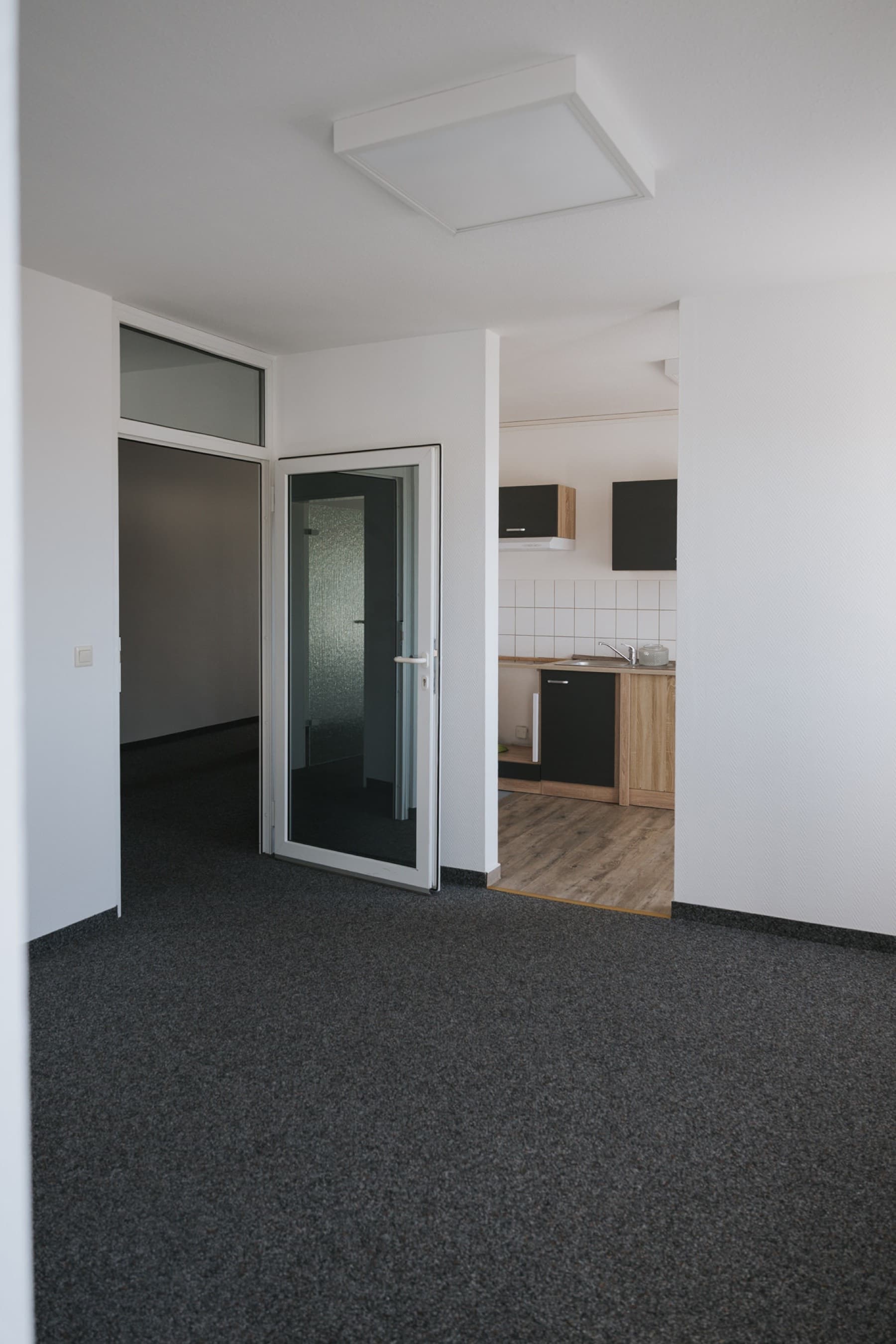 Büroeinheit im Gebäude 8 mit Glastür und Blick in die Teeküche