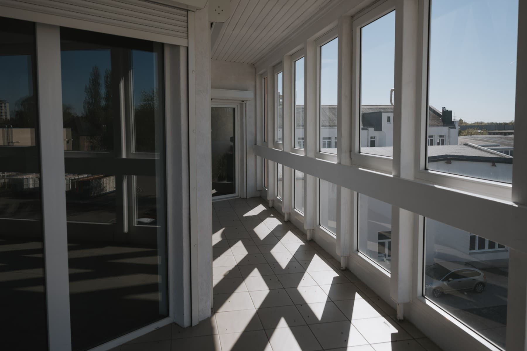 Verglaster Umgang der Dachetage in Gebäude 8 mit Blick über den Gewerbepark