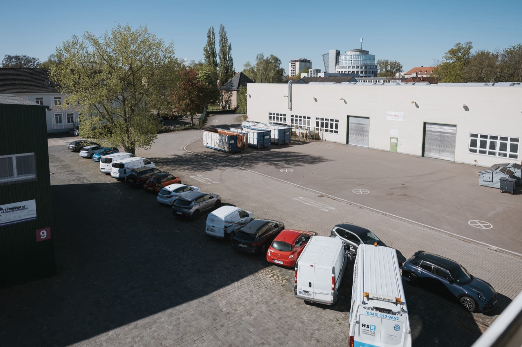 Blick von oben auf den Innenhof des Gewerbeparks mit Stellplätzen und Halle 10