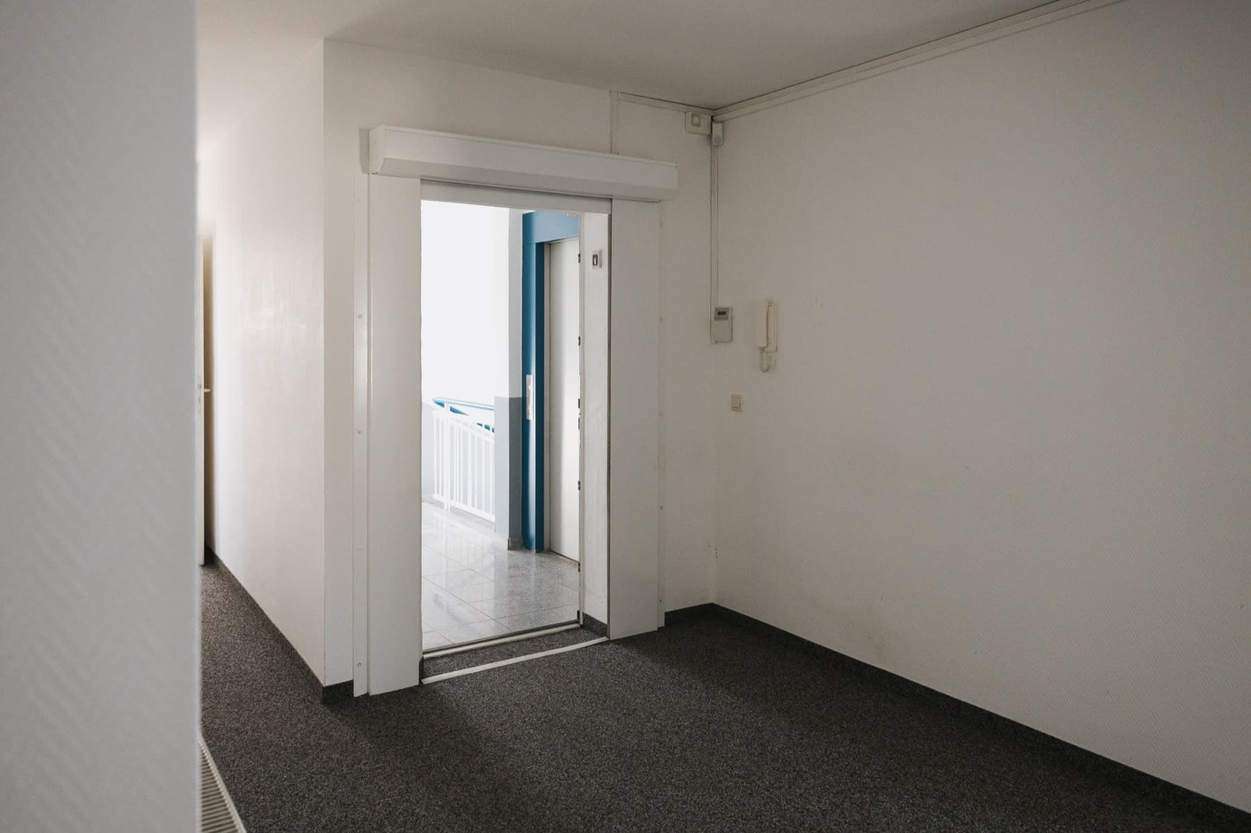 Etagenfoyer mit Aufzugszugang und Gegensprechanlage im Gebäude 8