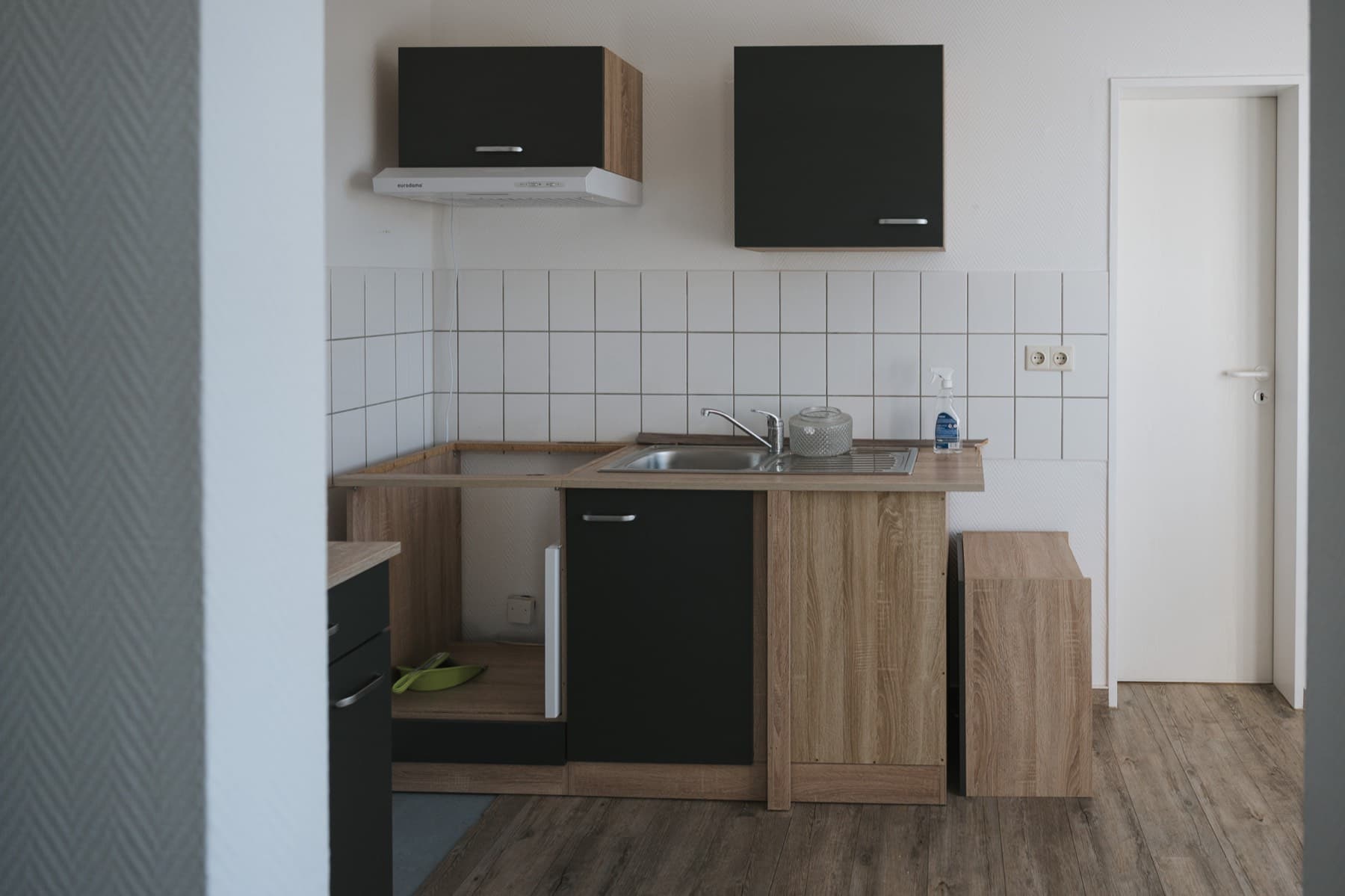 Teeküche mit Spüle und Einbauschränken in einer Büroeinheit von Gebäude 8