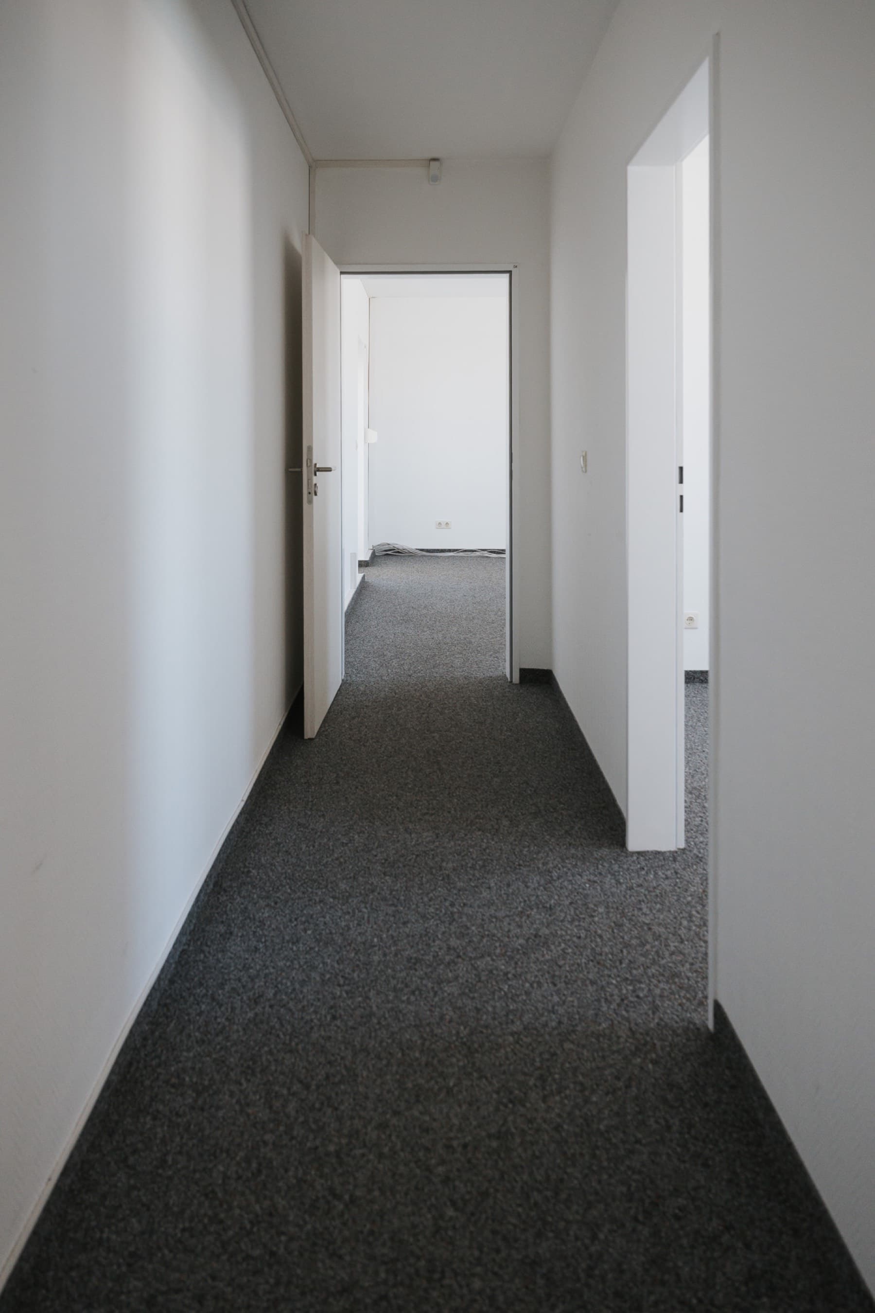 Flur einer Büroetage im Gebäude 8 mit Zugängen zu mehreren Räumen