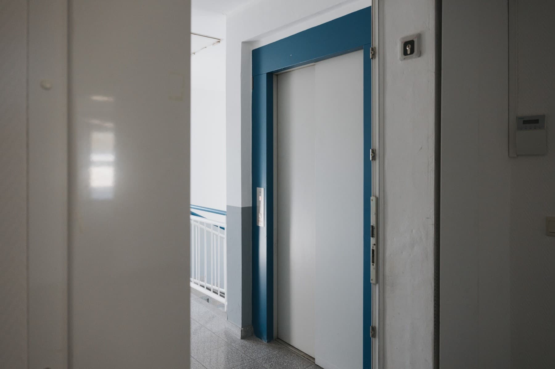 Personenaufzug im Treppenhaus von Gebäude 8
