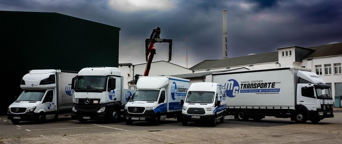 Marcel Günther Transporte — kompletter Fuhrpark mit Mercedes-LKW, Atego mit Kran, Sprintern und Transporter vor der Halle