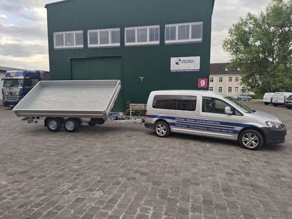 Günther Transporte — Transporter mit Dreiseitenkipper-Anhänger auf dem Hof