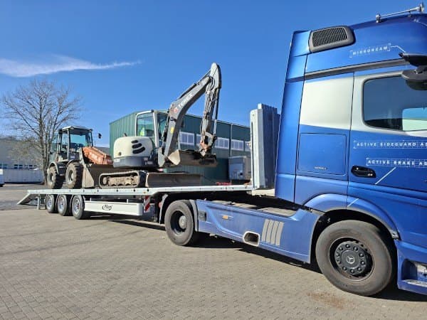 Günther Transporte — Mercedes-Actros-Sattelzug mit Tieflader und geladenem Bagger