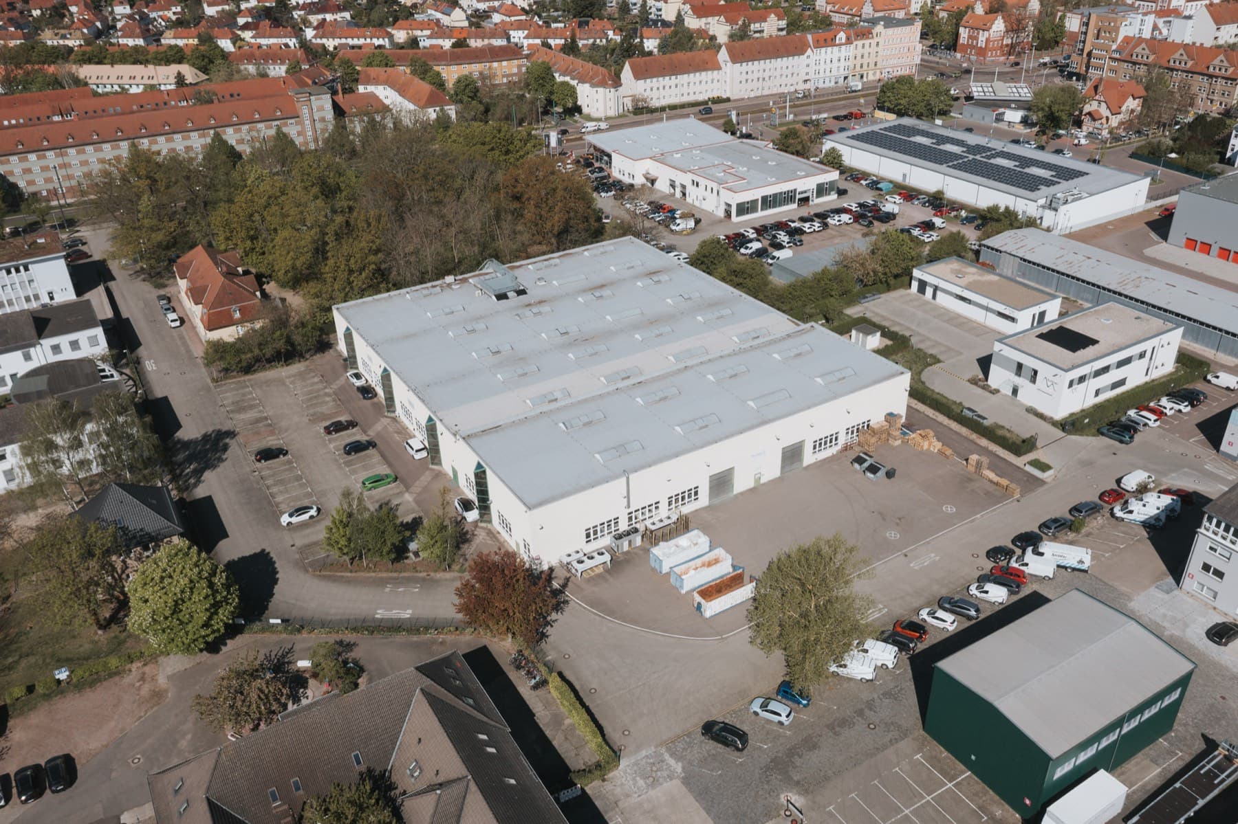 Drohnenansicht der Halle 10 mit Parkplätzen, Ladezone und umliegendem Gewerbepark