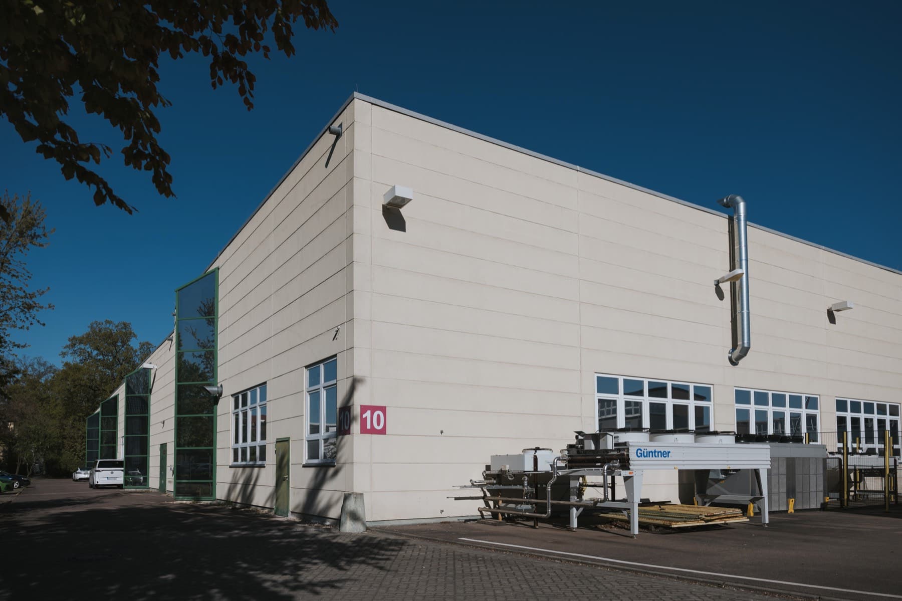 Ecke der Halle 10 mit Hallennummer und Kühlanlage an der Längsseite