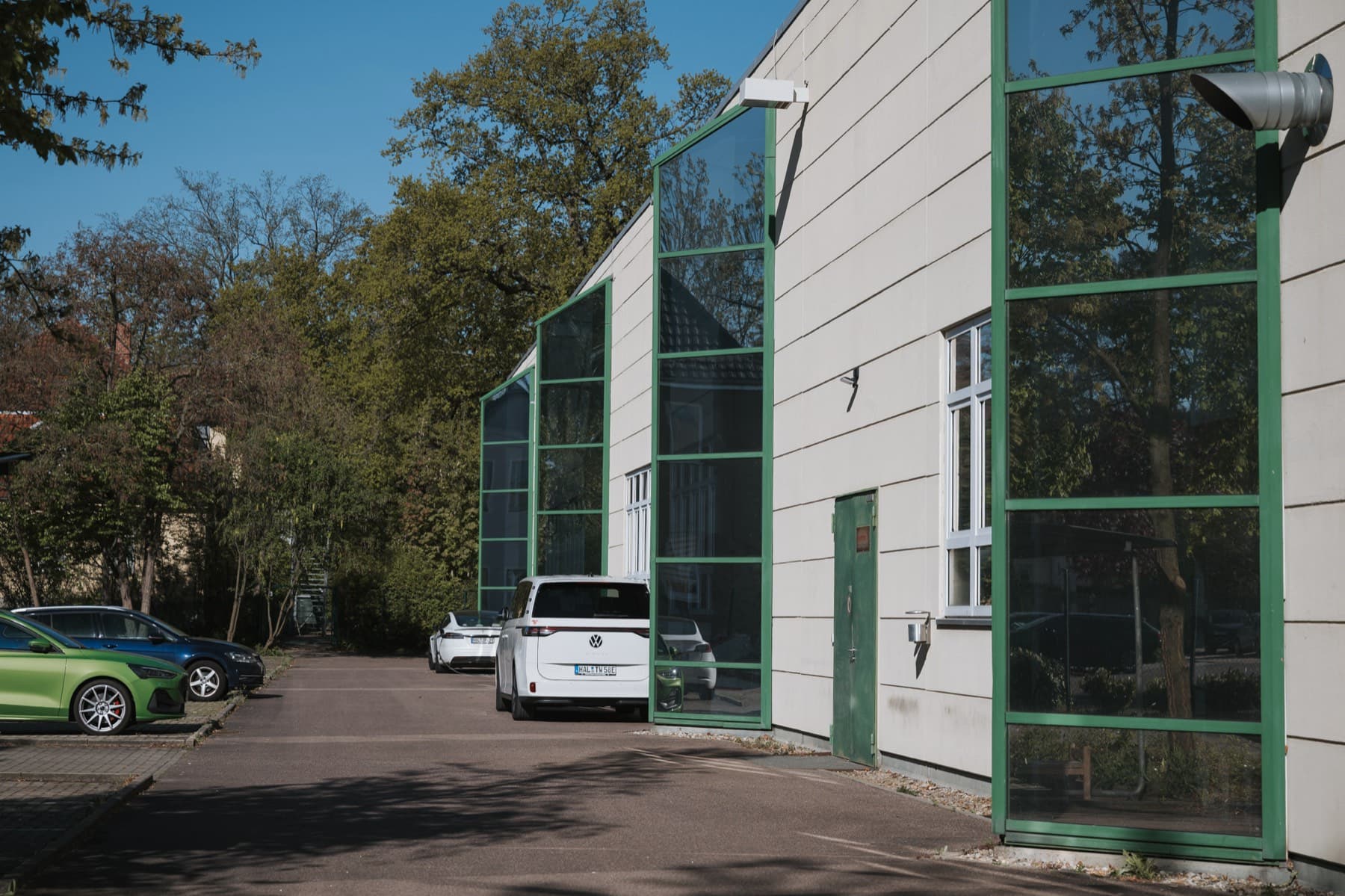 Grün gerahmte Glasgiebel an der Längsfassade der Halle 10
