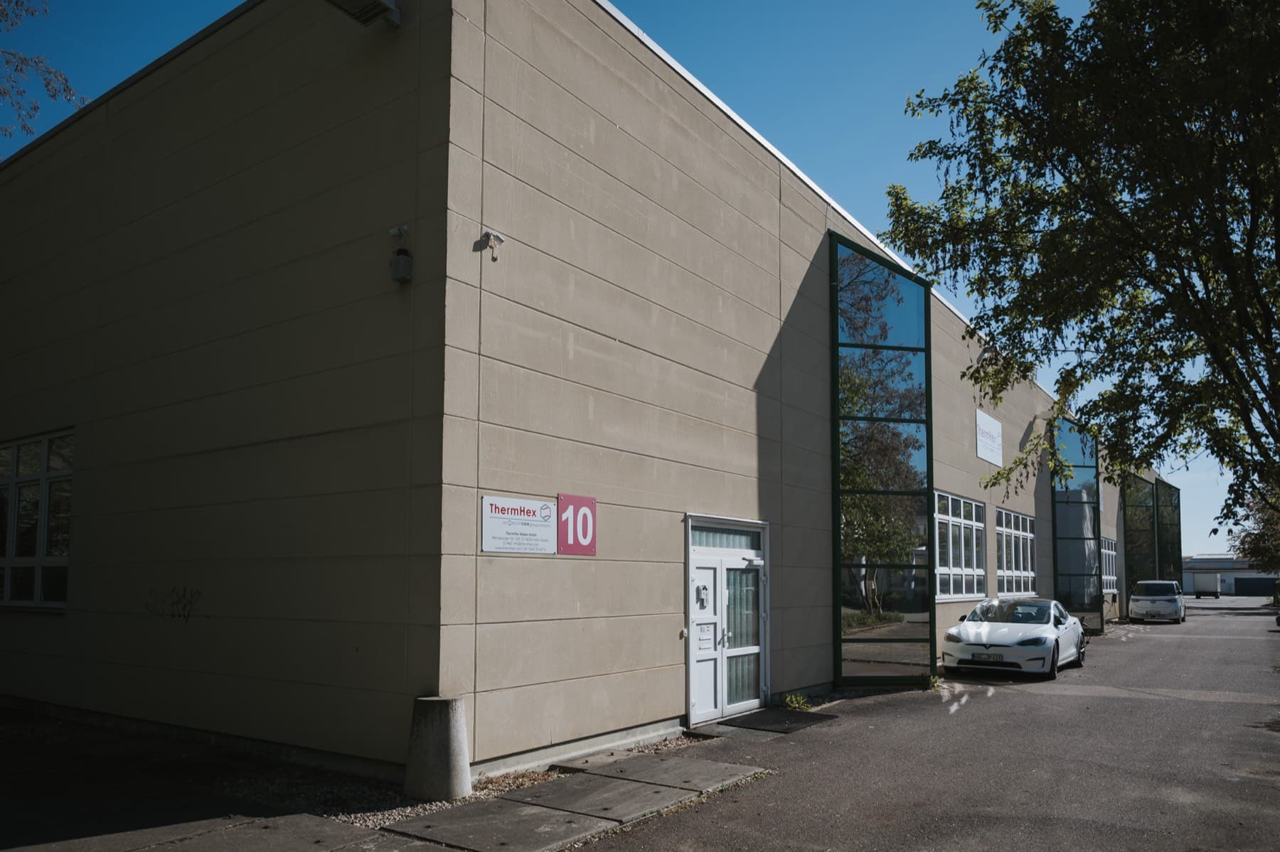 Eingangsecke der Halle 10 mit ThermHex-Beschilderung und Hallennummer