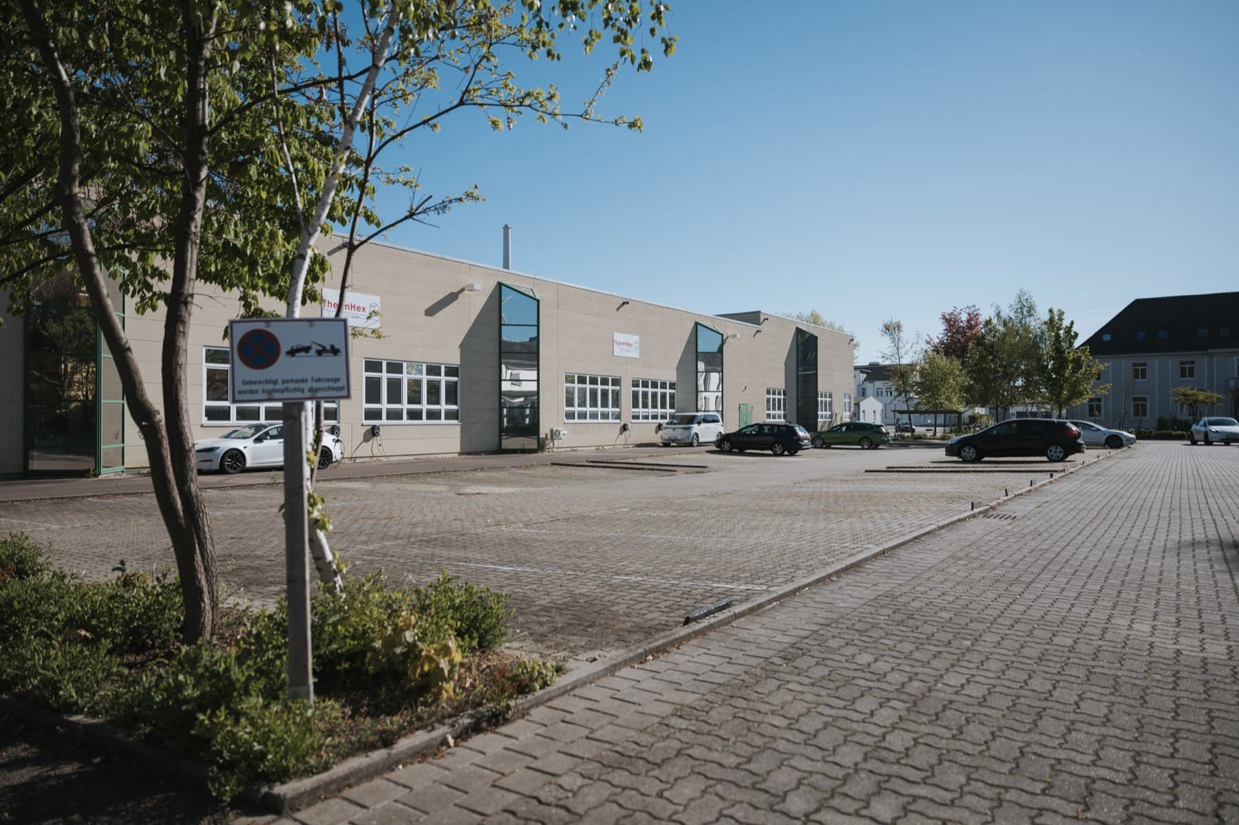 Halle 10 mit großzügigen Stellplätzen auf dem Vorplatz