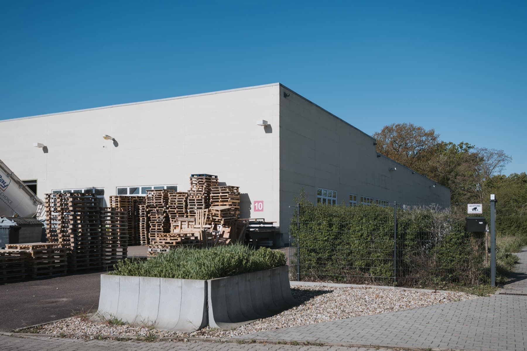 Palettenlager an der Stirnseite der Halle 10 mit Hallennummer