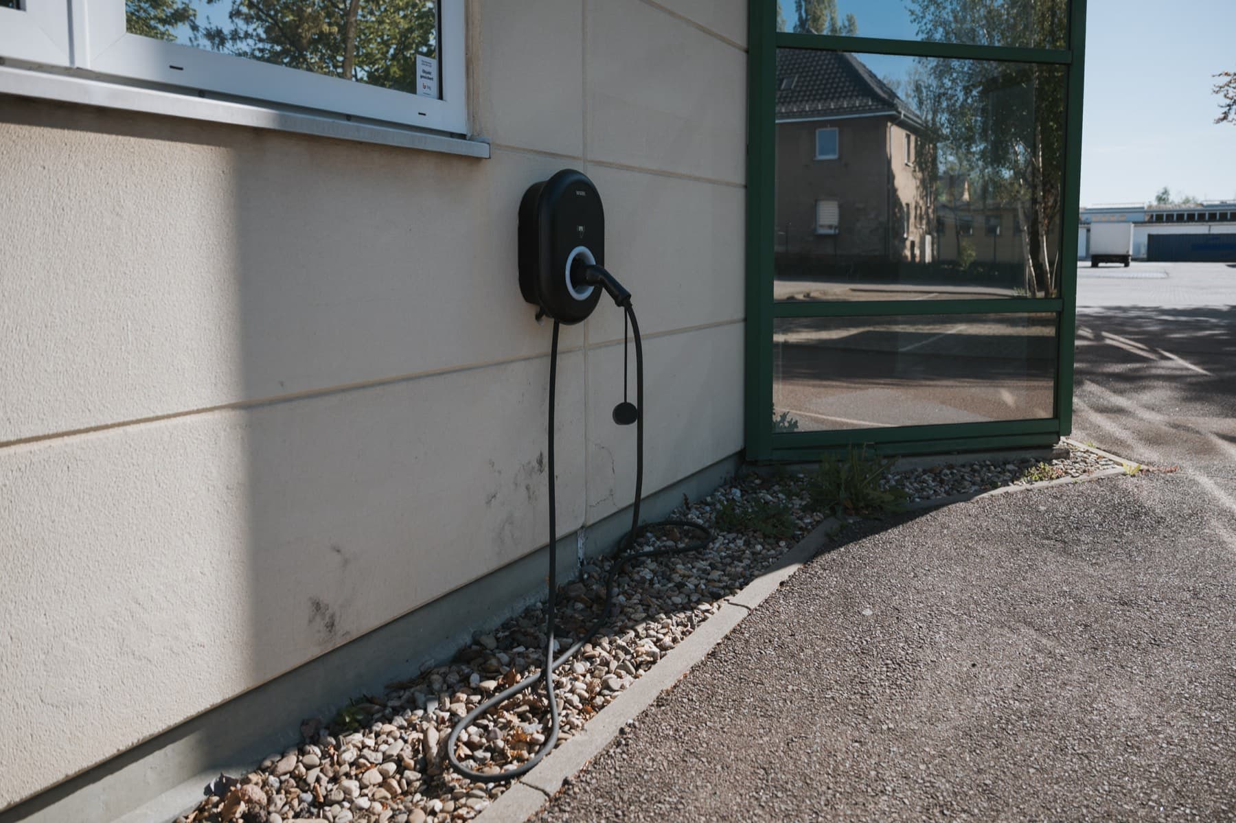 Wallbox-Ladestation an der Fassade der Halle 10