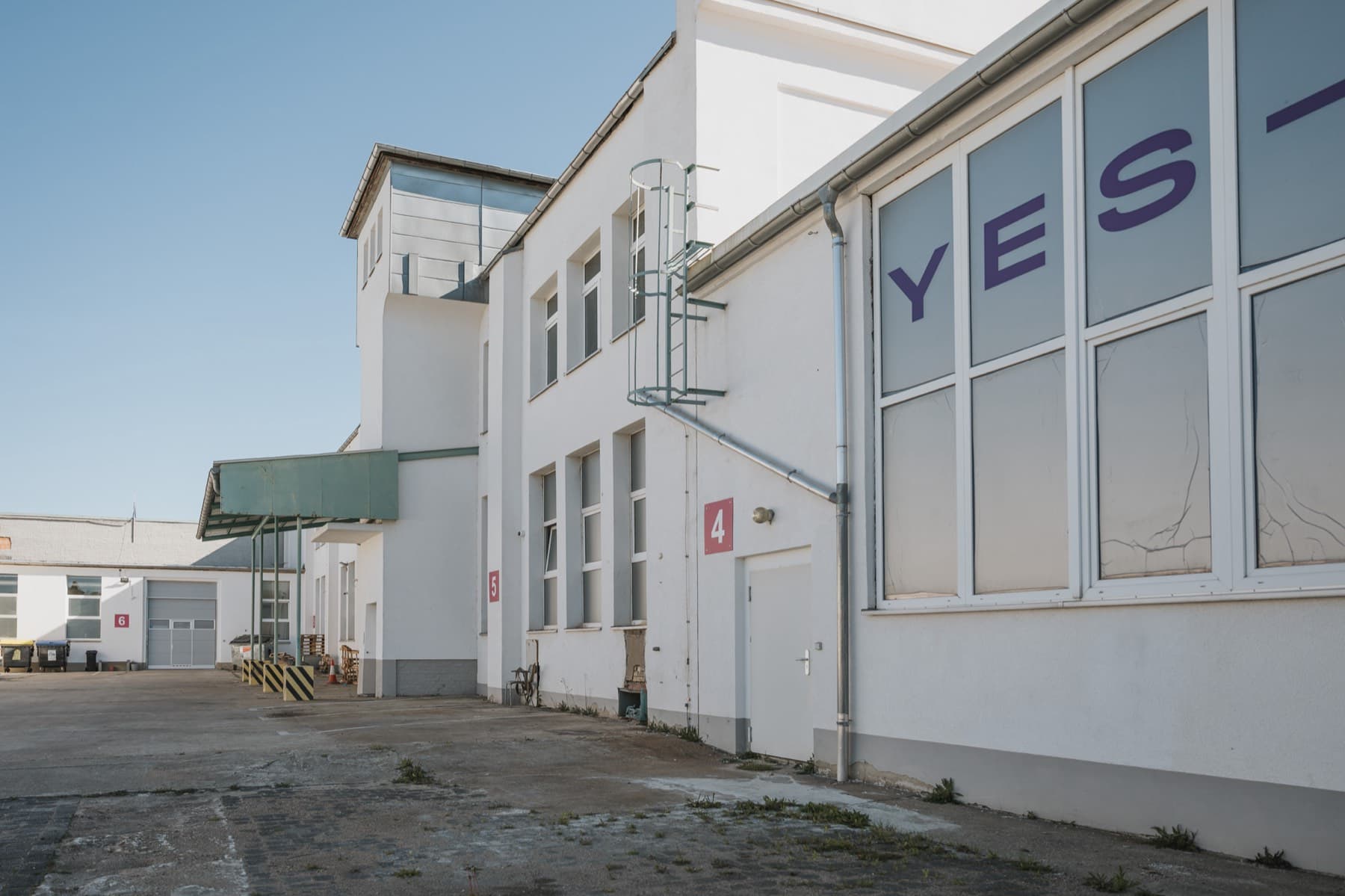 Hoffassade der Hallen 4 und 5 mit grünem Vordach
