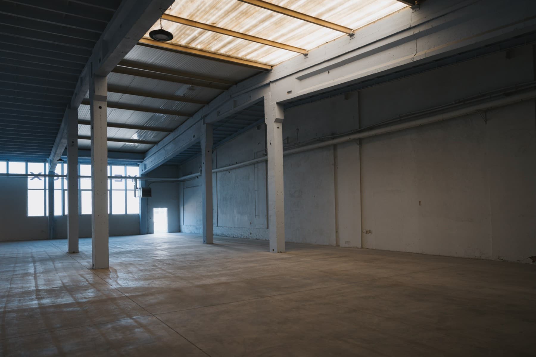 Innenraum der Halle 4 mit YES-BOX-Fensterfront und glattem Hallenboden
