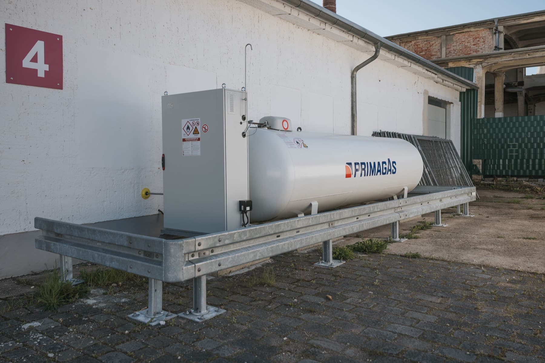 Flüssiggasanlage an der Halle 4 mit Schutzplanke