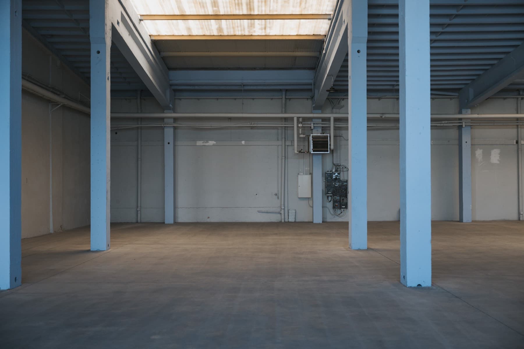 Innenansicht der Halle 4 mit Lichtband und Heizgerät an der Wand