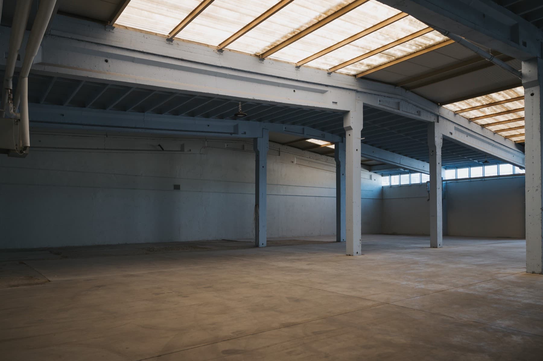 Halle 4 innen mit Oberlicht und warmem Tageslicht auf dem Estrichboden