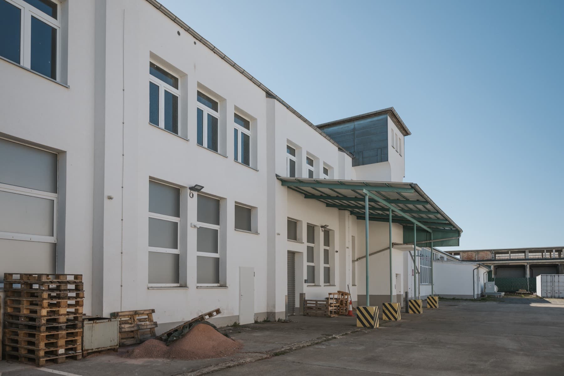 Fassade der Halle 5 mit Vordach und Treppenturm