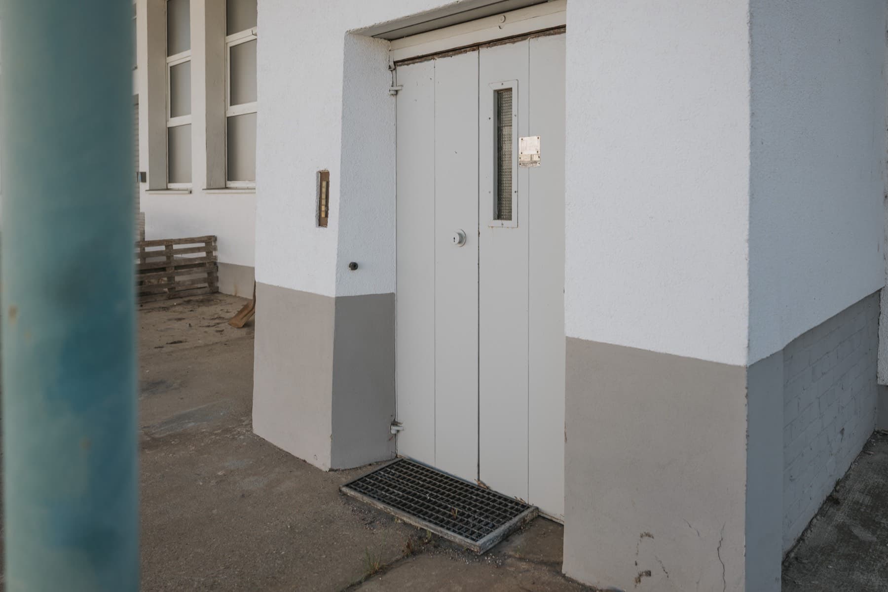 Historische Aufzugstür an der Halle 5