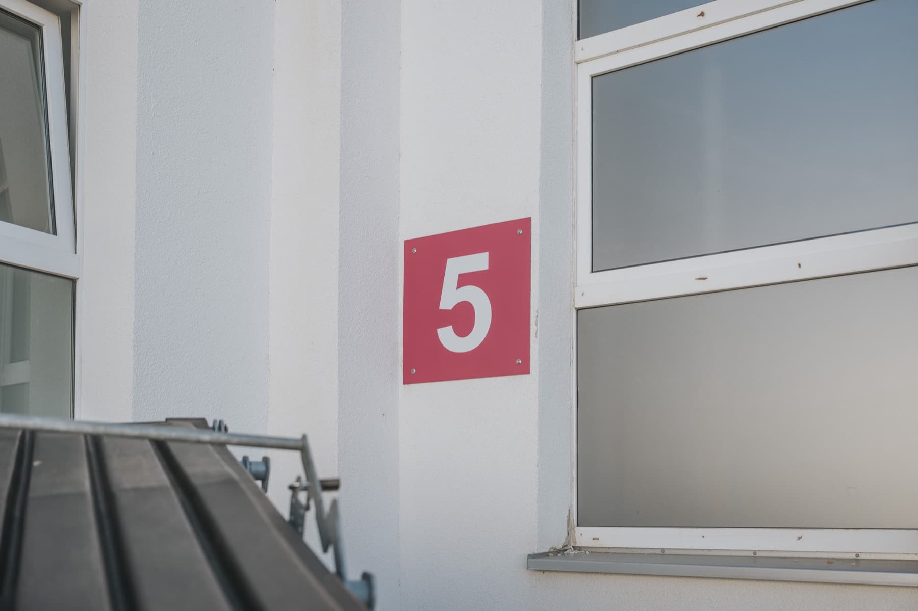 Rotes Hallenschild 5 mit Sprossenfenster