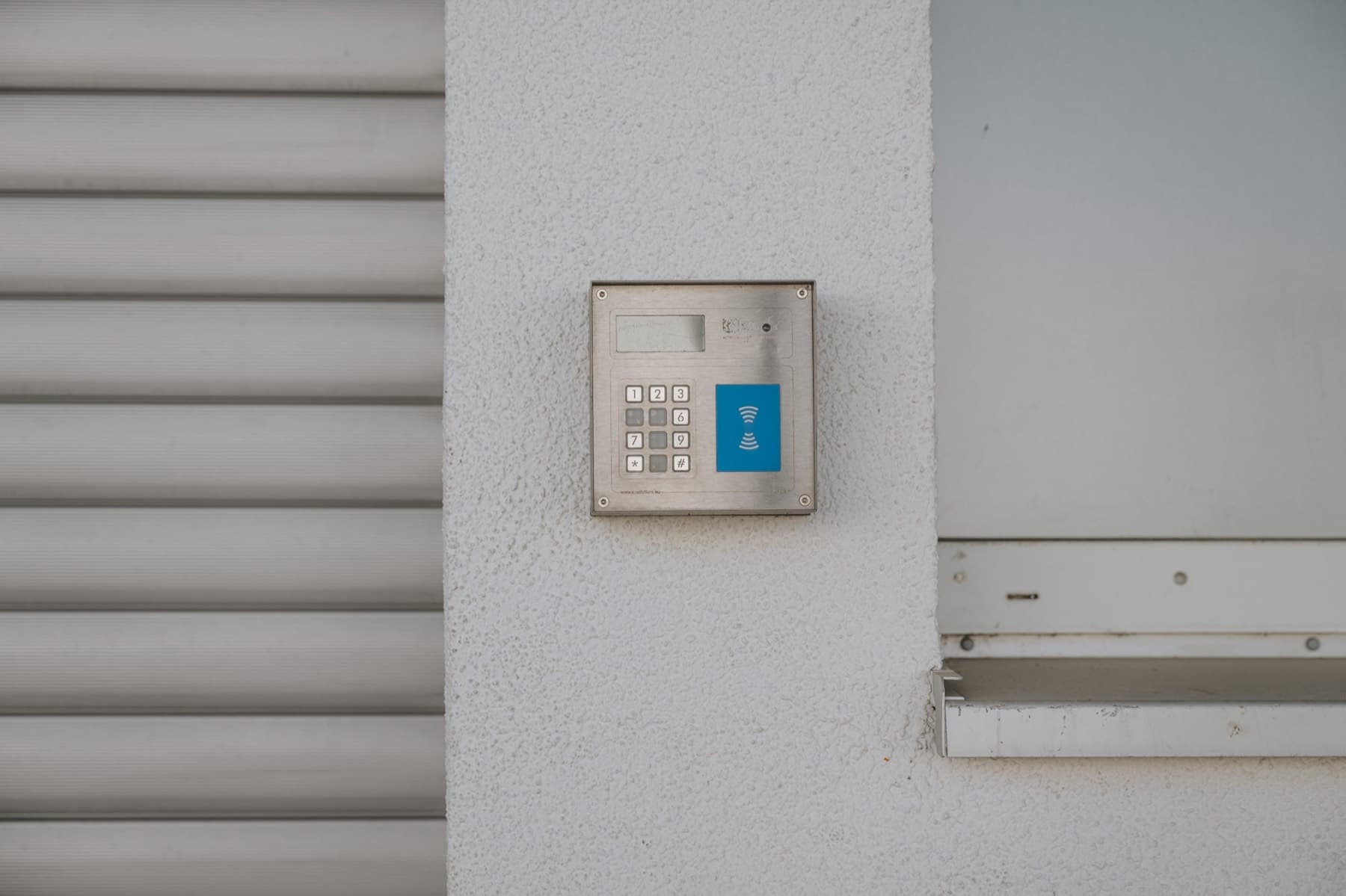 Zugangssystem mit Keypad und Transponderfeld an der Halle 5