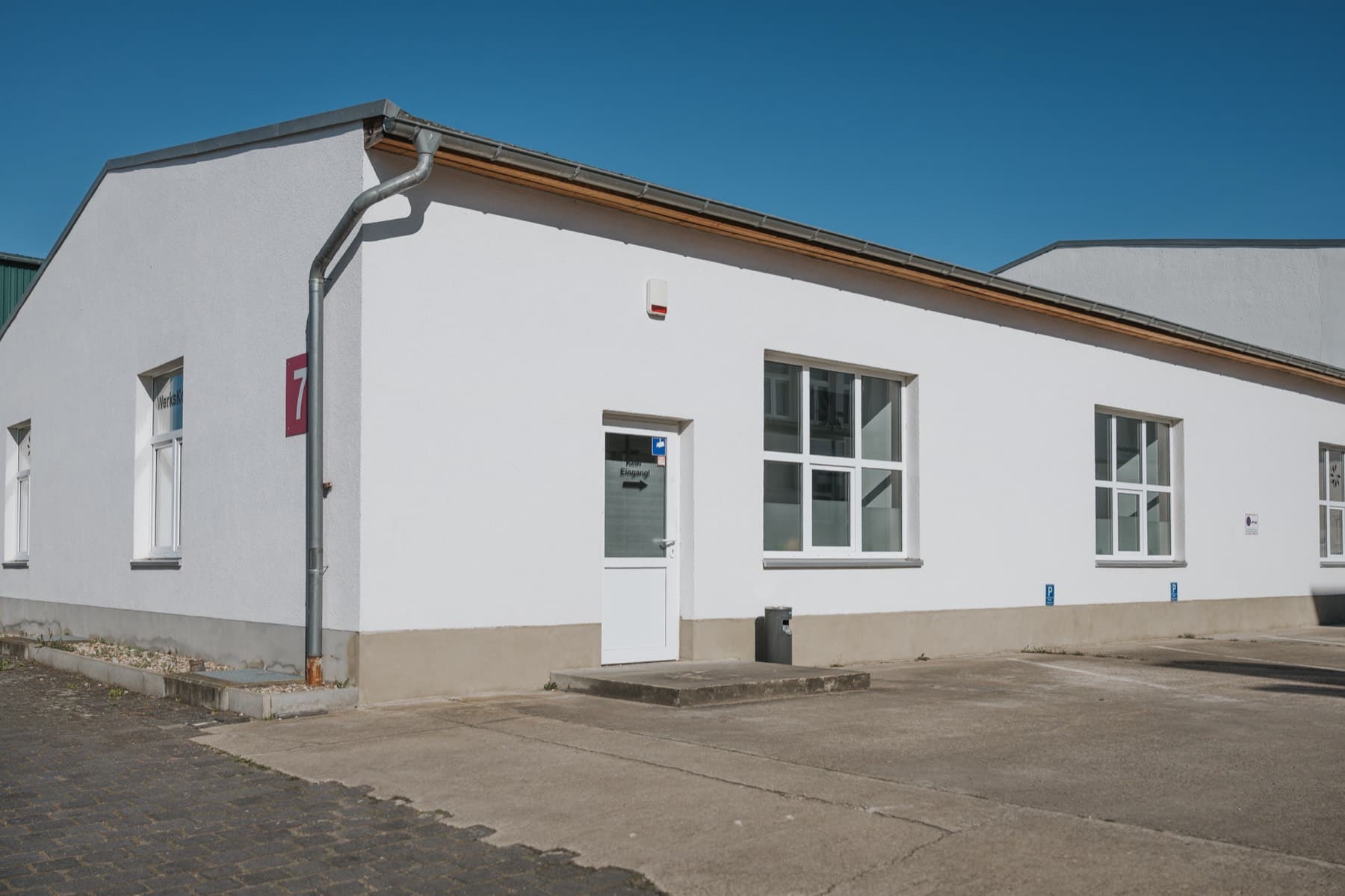Gebäudeecke der Halle 7 vor tiefblauem Himmel