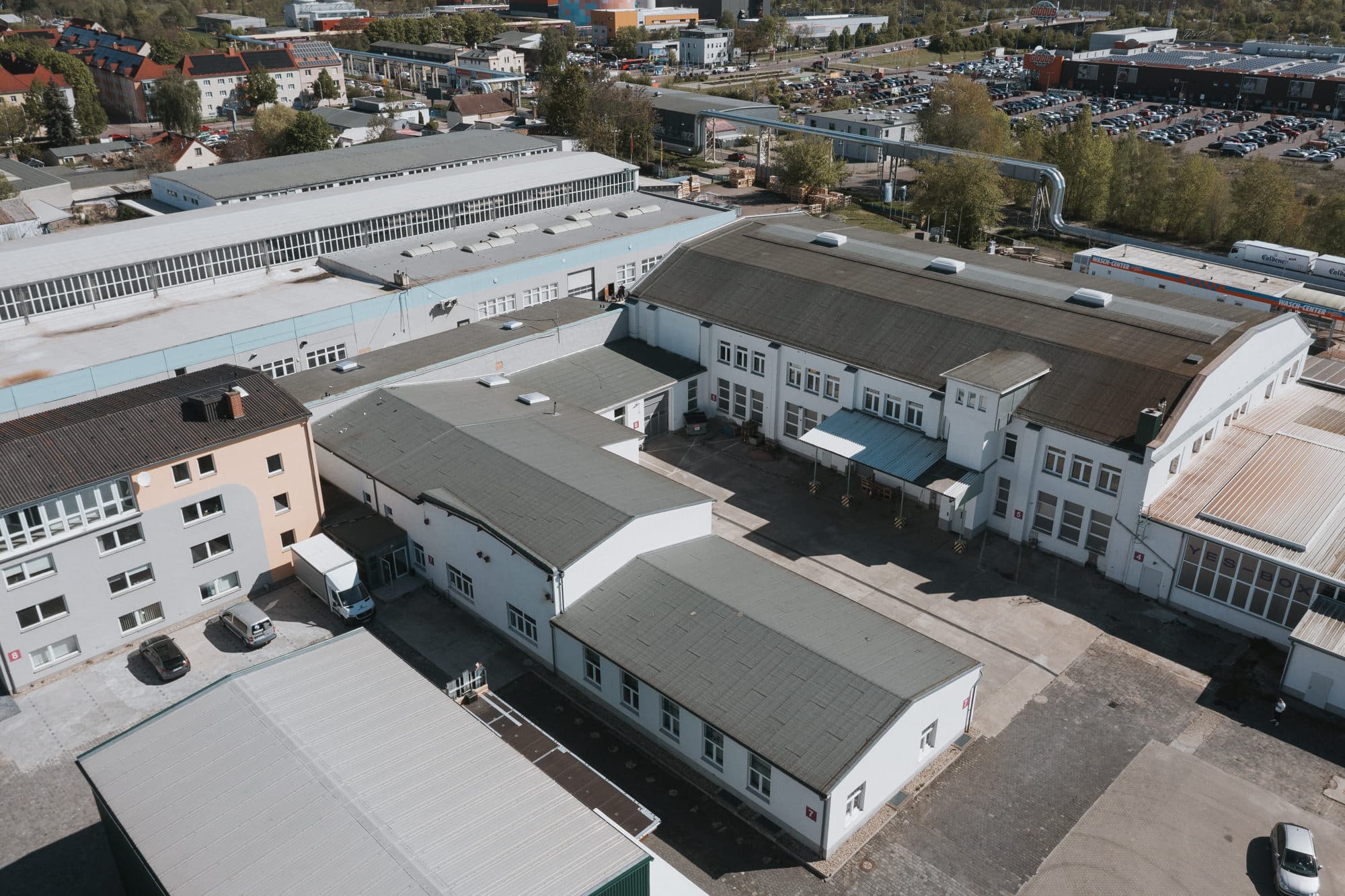Luftaufnahme des Innenhofs mit Halle 7 im Vordergrund