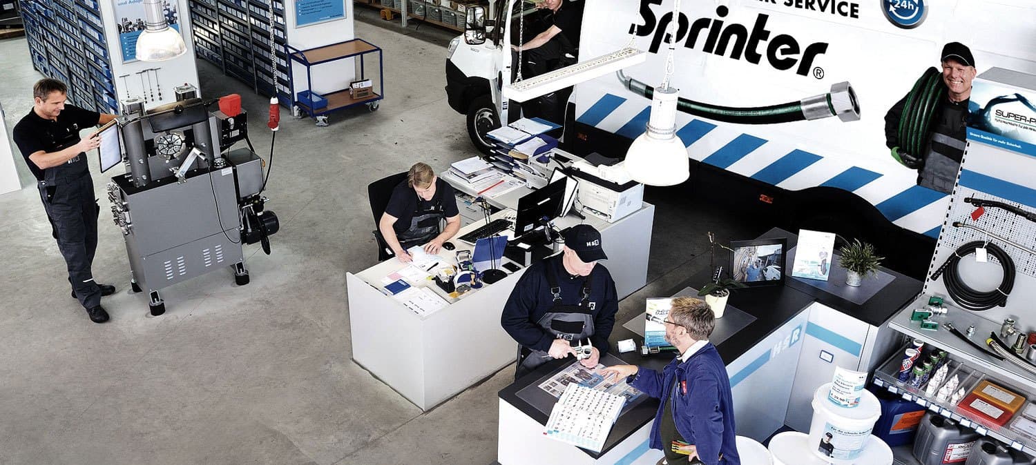 HSR Der Hydraulik-Service — Werkstatt mit Team, Servicetresen und mobilem Hydraulik-Service-Sprinter
