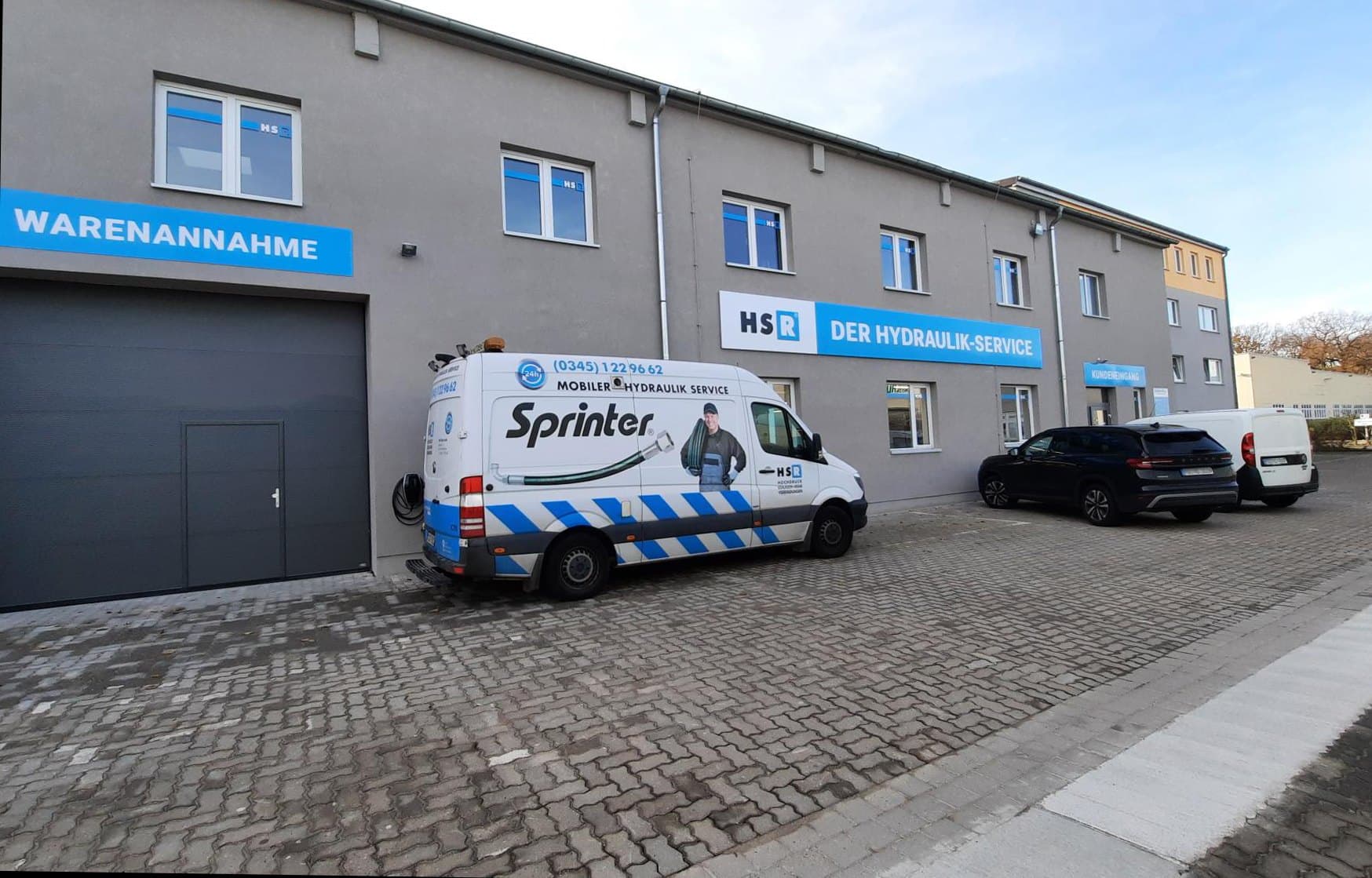HSR Filiale Halle — Außenansicht mit Warenannahme und Mobiler Hydraulik-Service Sprinter